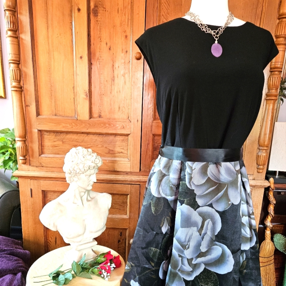 Beautiful SLNY Black and Gray Women's Gown. With Flowing Floral Skirt. Size 18 - Picture 2 of 6